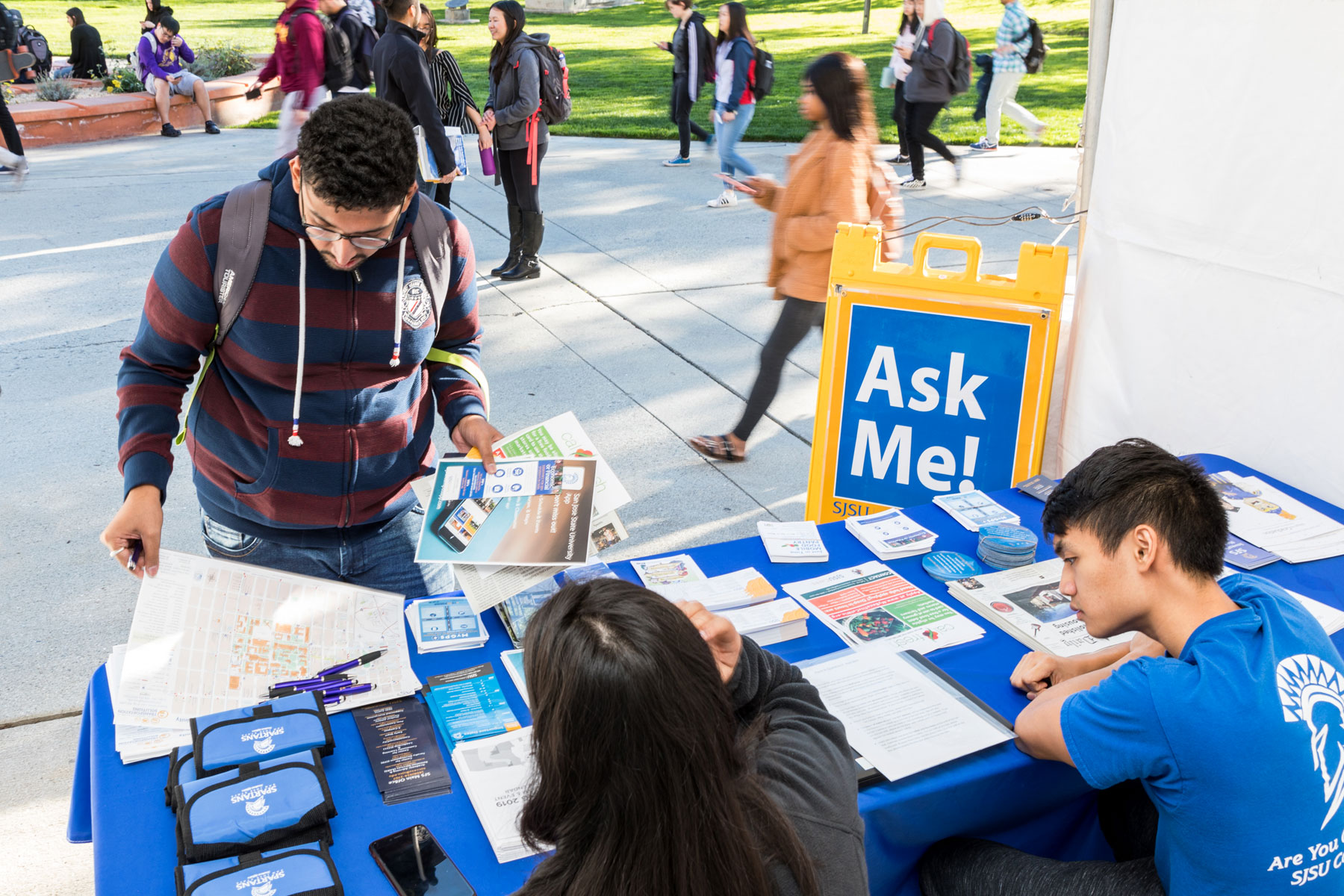 Sping semester welcome Ask Me table.