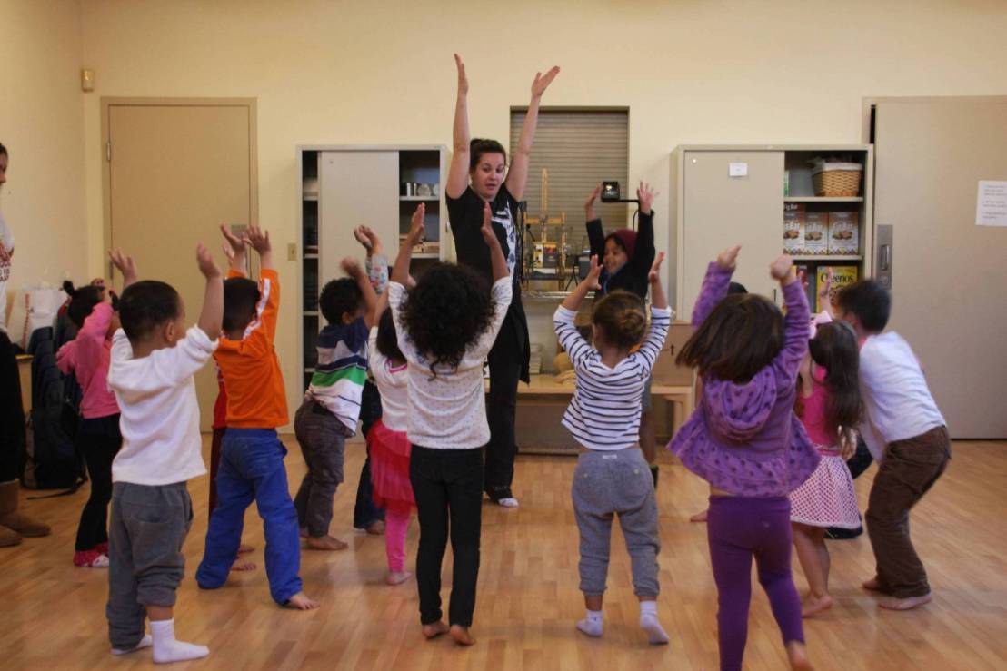 Preschoolers in ballet class