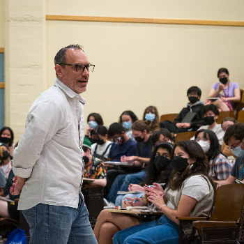 Henri Hovhanesyan in front of students