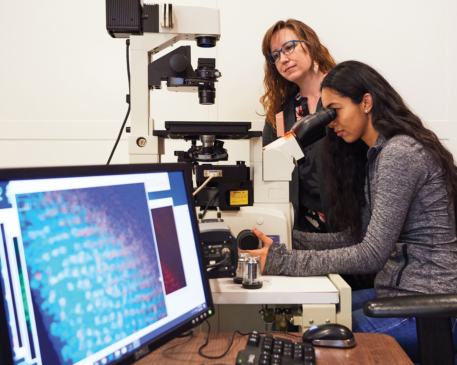 Bree Grillo-Hill with student at microscope