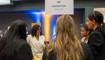 Dean Kannan and students sharing thoughts on innovation and entreprenuership