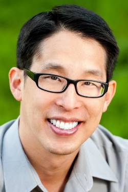 Gene Luen Yang Headshot